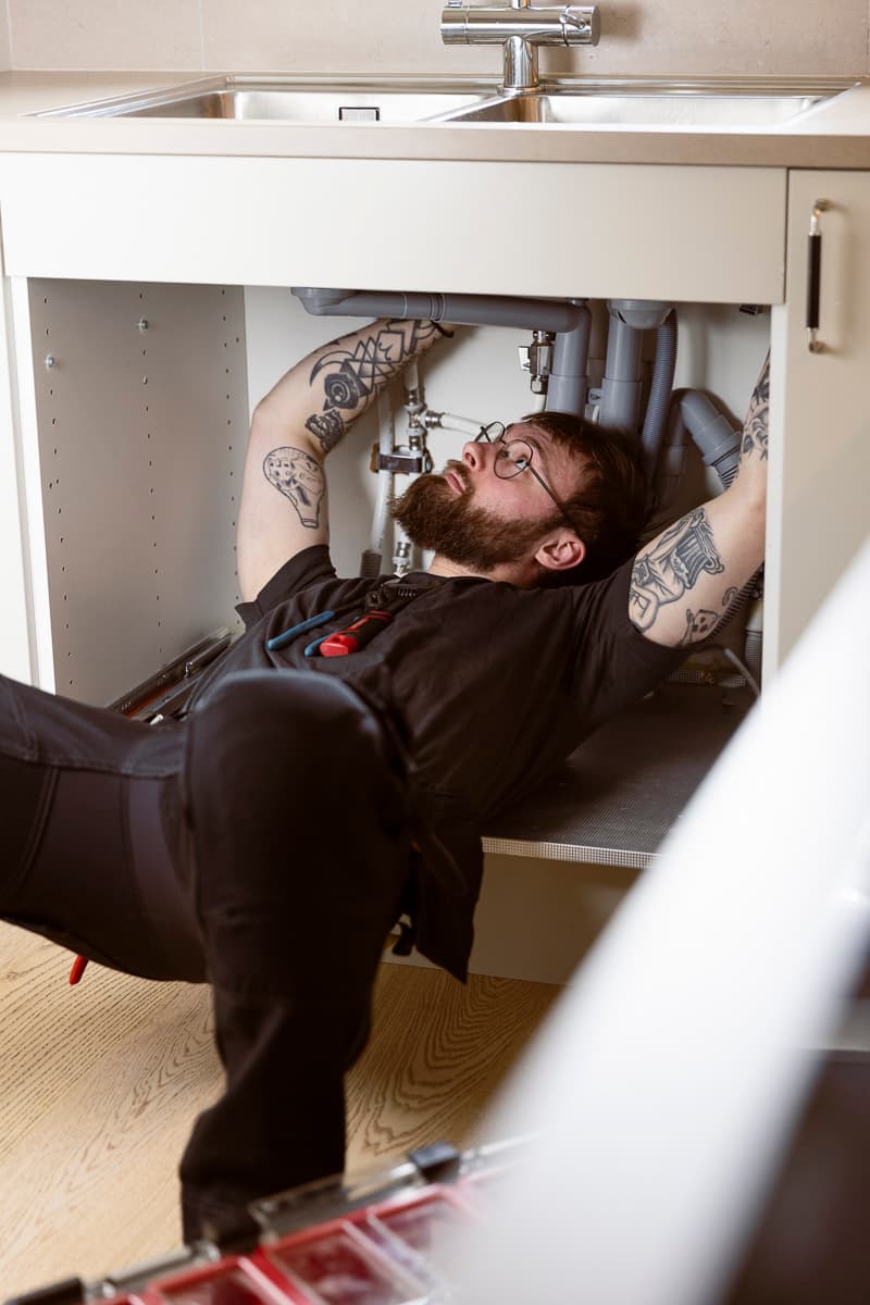 en-rormokare-ligger-under-en-diskho-och-skruvar