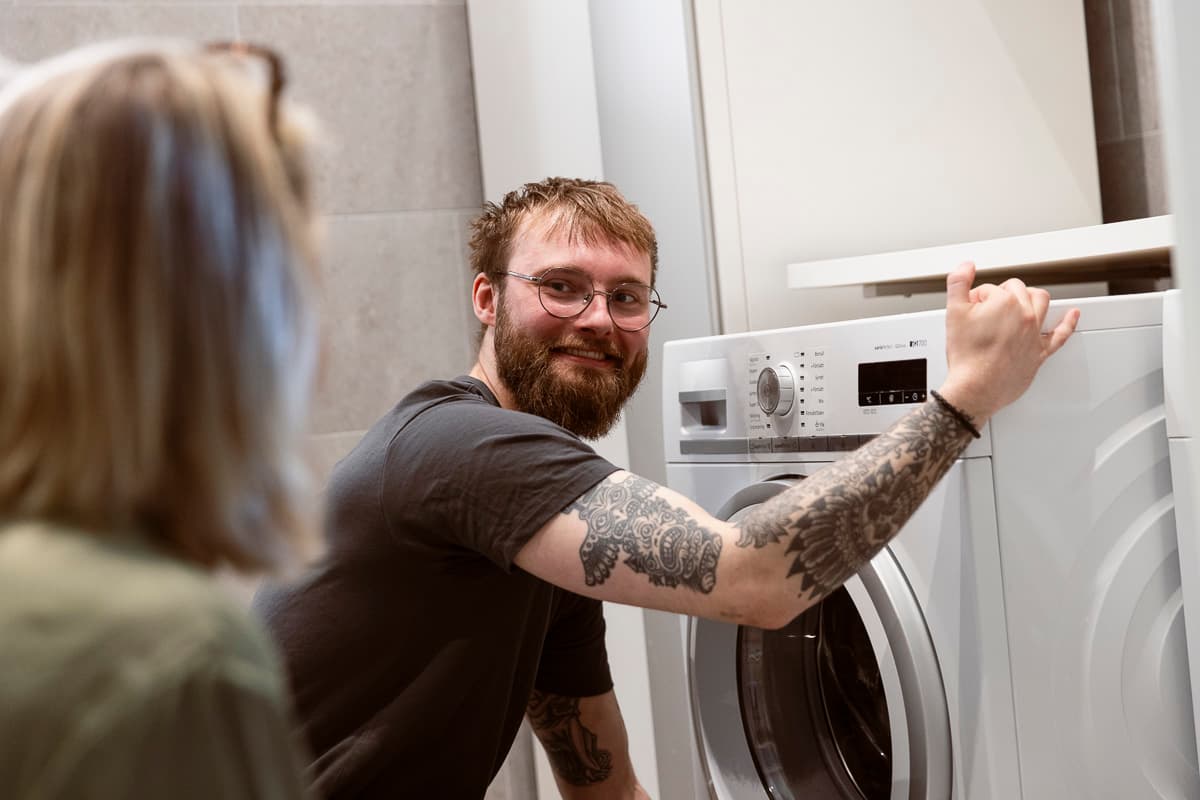 rormokare-tittar-pa-kund-och-installerar-tvattmaskin