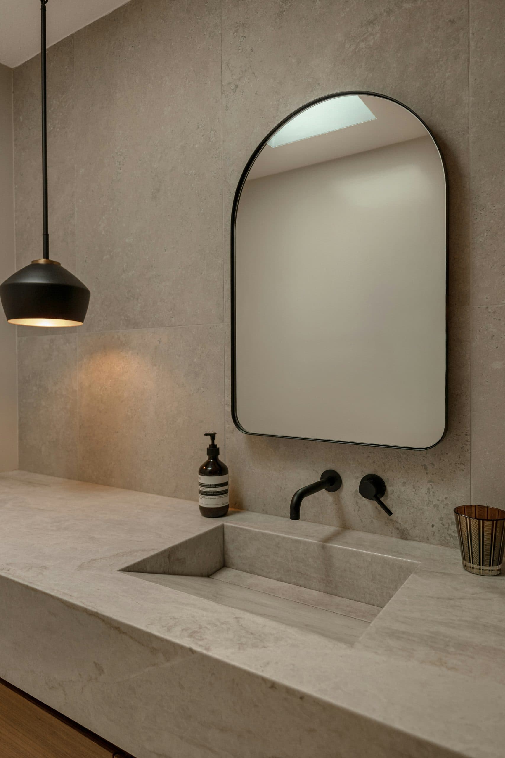 Svart-badrumsinredning-stilen-som-haller-over-tid-rorfixarna